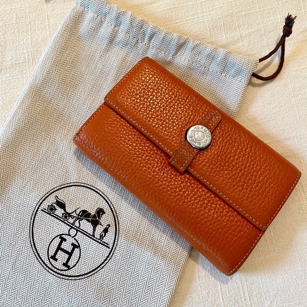 Great condition Hermes Orange wallet. 4 credit card slots, 3 pockets.